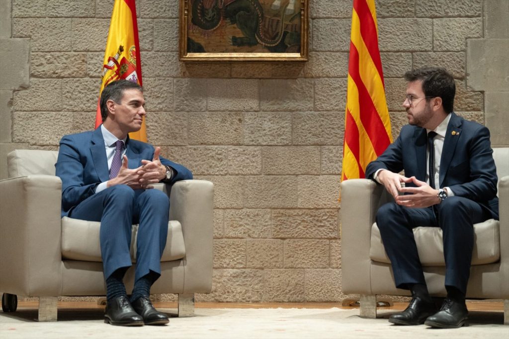 El presidente del Gobierno, Pedro Sánchez (i), y el president de la Generalitat de Catalunya, Pere Aragonès (d), se reúnen en el Palau de la Generalitat, a 21 de diciembre de 2023, en Barcelona, Catalunya (España).