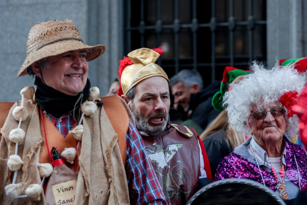 Los trajes extravagantes y vistosos llenan de color el Salón de Loterías para celebrar la llegada de El Gordo de Navidad