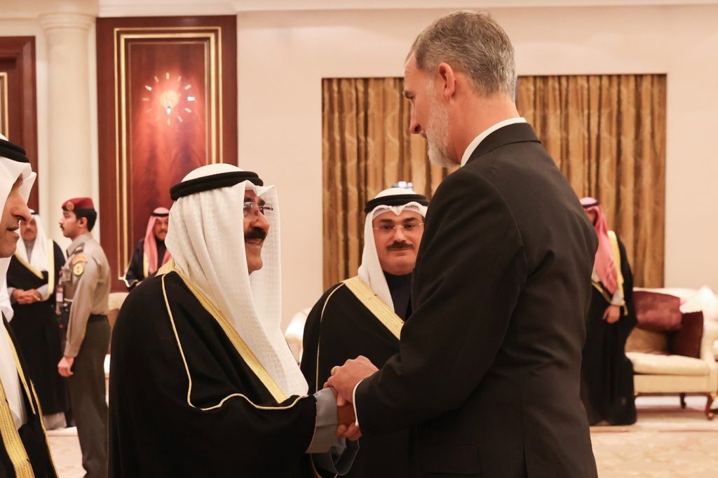 La soledad de Felipe VI en sus viajes 1 Moncloa Felipe Vi presenta sus condolencias al jeque Mishal Al Ahmad Al Jaber Al Sabah