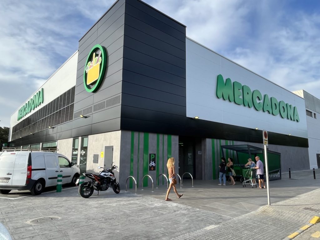 Revive tus deportivas blancas con el mágico toque de Mercadona: ¡Solo 1€ para un resultado impecable! 2 Moncloa FOTOGRAFIA Exterior del supermercado Mercadona en Es Rafal Palma Moncloa