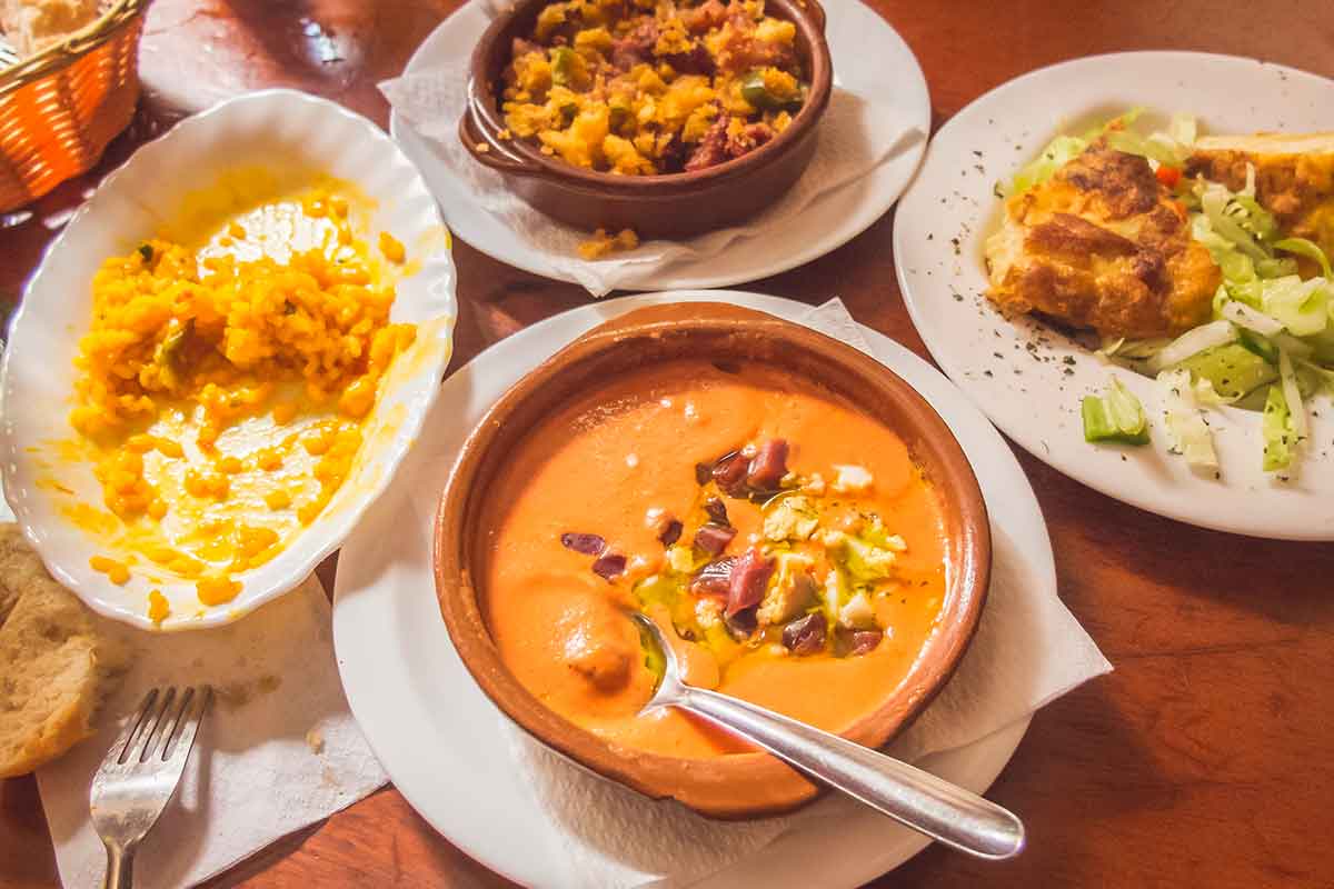 Descubre el encanto oculto: curiosidades de Zaragoza que te convertirán en la estrella de tu próxima cita. ¡Impresiona! 2 Moncloa GASTRONOMÍA Y TRADICIONES