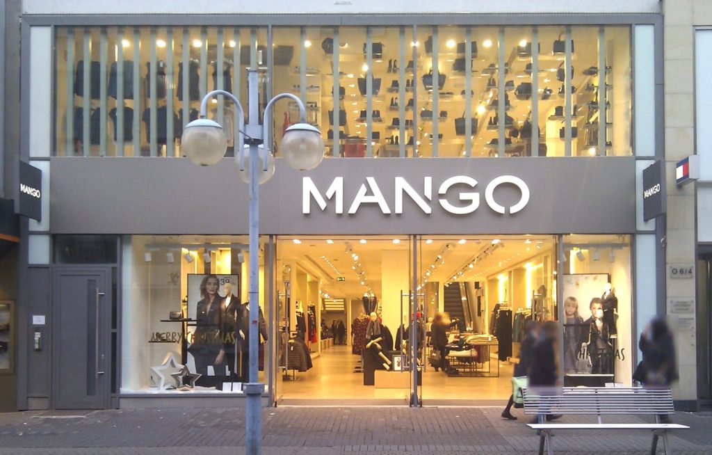 La playa te espera con el bañador asimétrico de MANGO que les volverá locos 4 Moncloa Mango