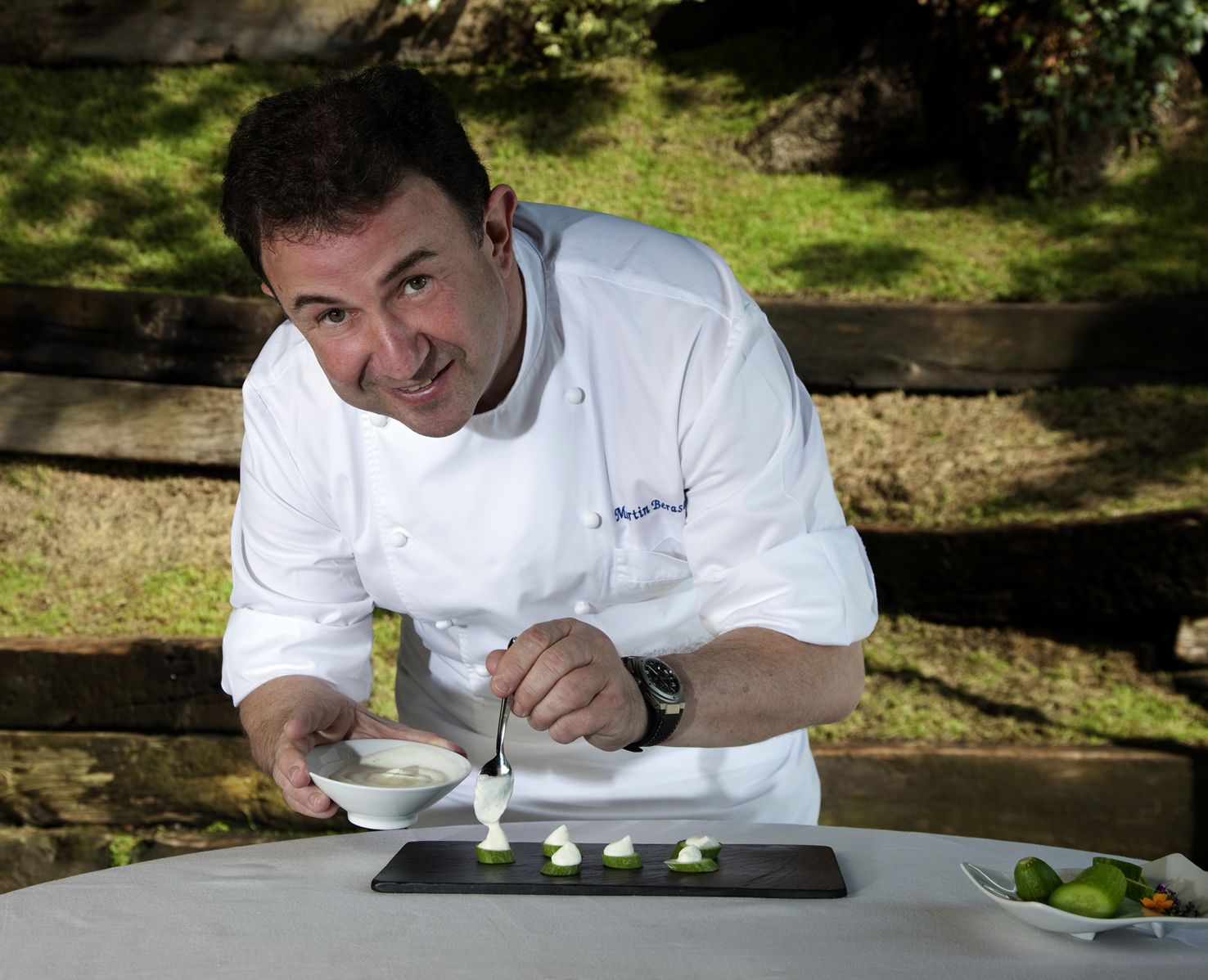 Martín Berasategui: Un maridaje sublime con su 'Bacalao confitado en salsa de alubias'. 1 Moncloa LA MAGIA DE MARTÍN BERASATEGUI
