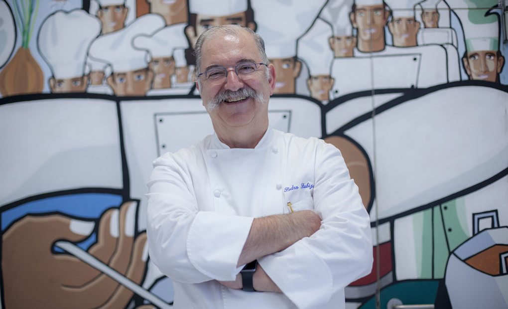 Sorprende en Nochebuena con esta receta exprés para preparar el cardo. ¡Una experiencia culinaria de la mano de Pedro Subijana! 1 Moncloa LA HISTORIA DEL CARDO EN LA NAVIDAD ESPAÑOLA