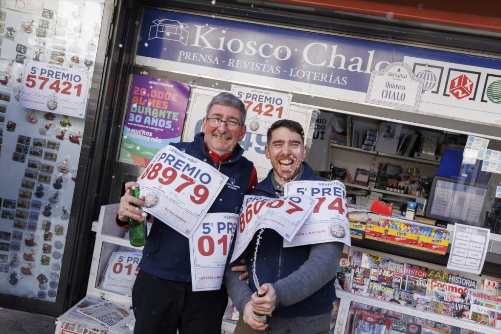 El Gordo más tardío de la historia: el 88.008 1 Moncloa Varios agraciados celebran el la administración del Kisko Chalo, los quintos premios del Sorteo Extraordinario de Lotería de Navidad 2023, correspondiente a los número 57421; 86007; 88979; 01568 ,