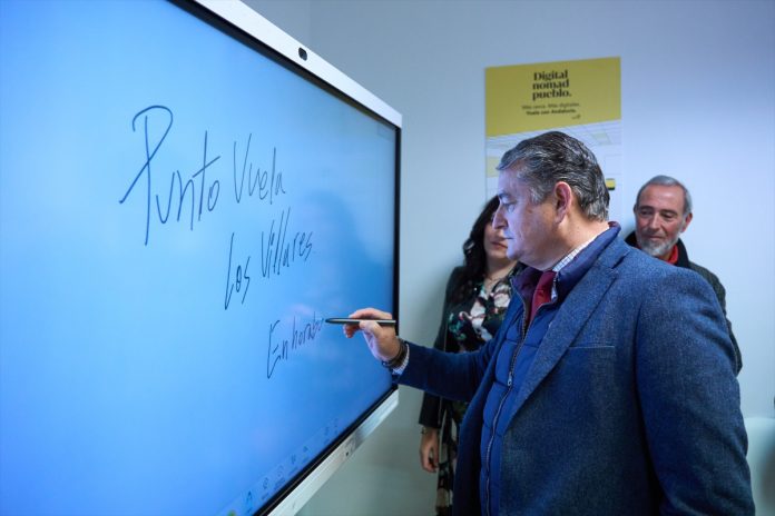 El consejero de la Presidencia, Interior, Diálogo Social y Simplificación Administrativa, Antonio Sanz, destaca el éxito de los Puntos Vuela.