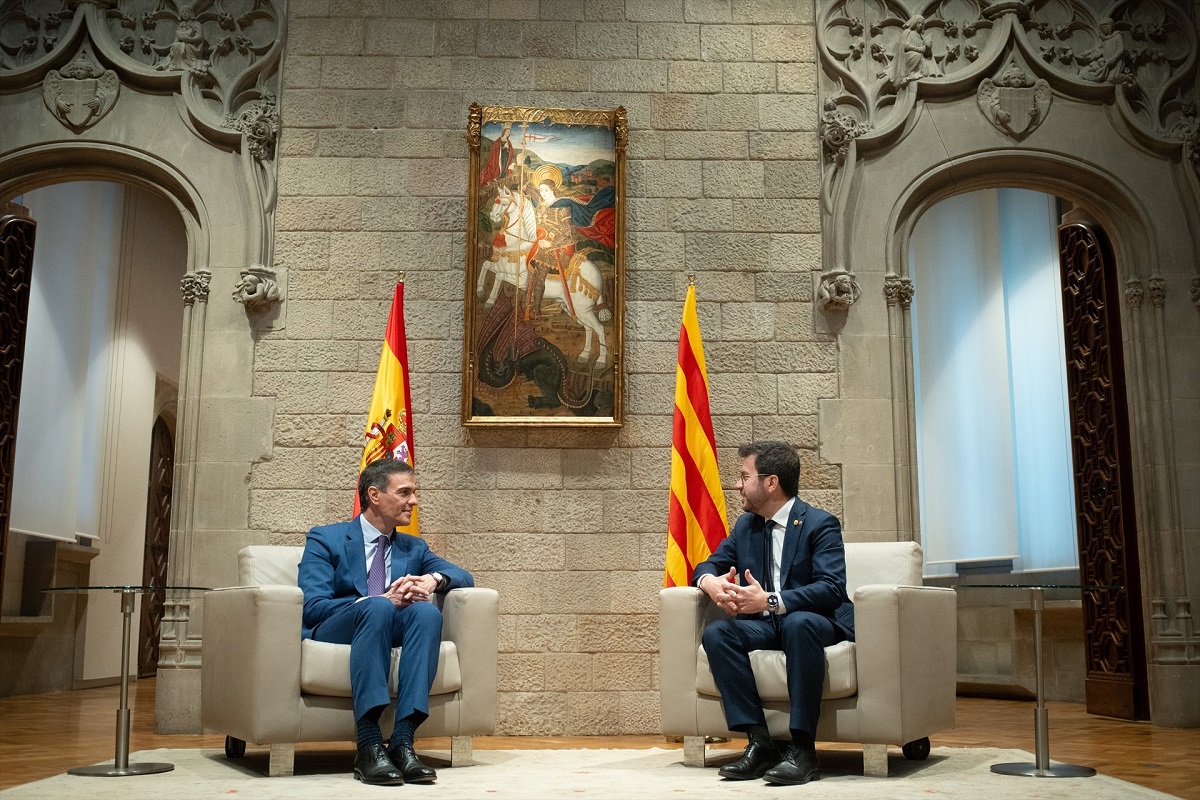 Sánchez visitó a Aragonès entre protestas y negando el referéndum