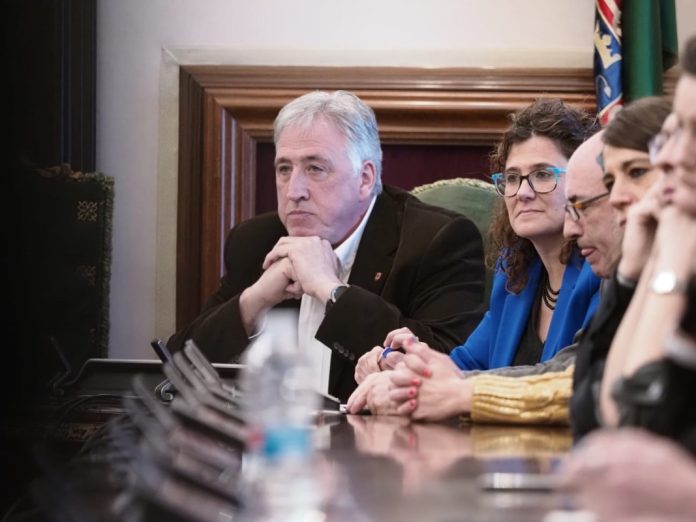 El PSOE apoya los viejos hábitos de Bildu en Pamplona