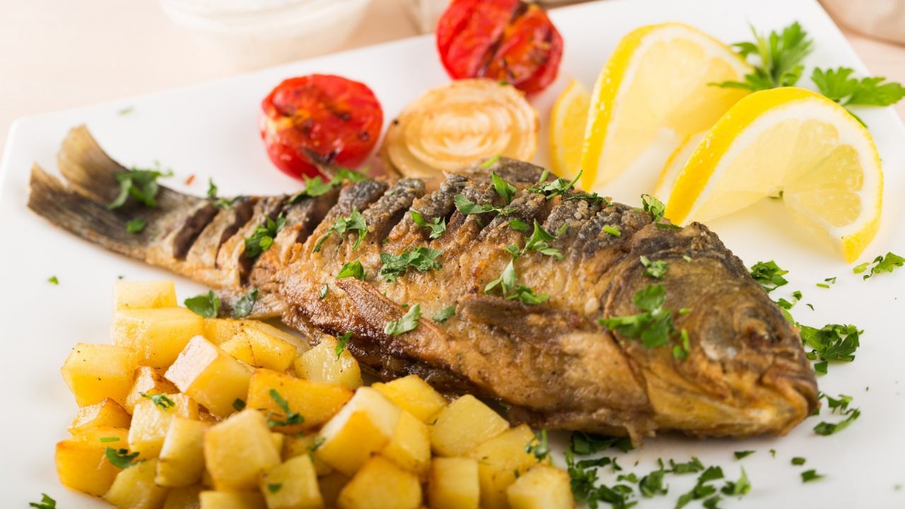 Exquisitas propuestas para deleitar con rodaballo, lubina, lenguado, besugo... ¡Sorprende con elegancia culinaria en fin de año! 3 Moncloa ARTESANÍA EN LA PRESENTACIÓN Y MARIDAJE