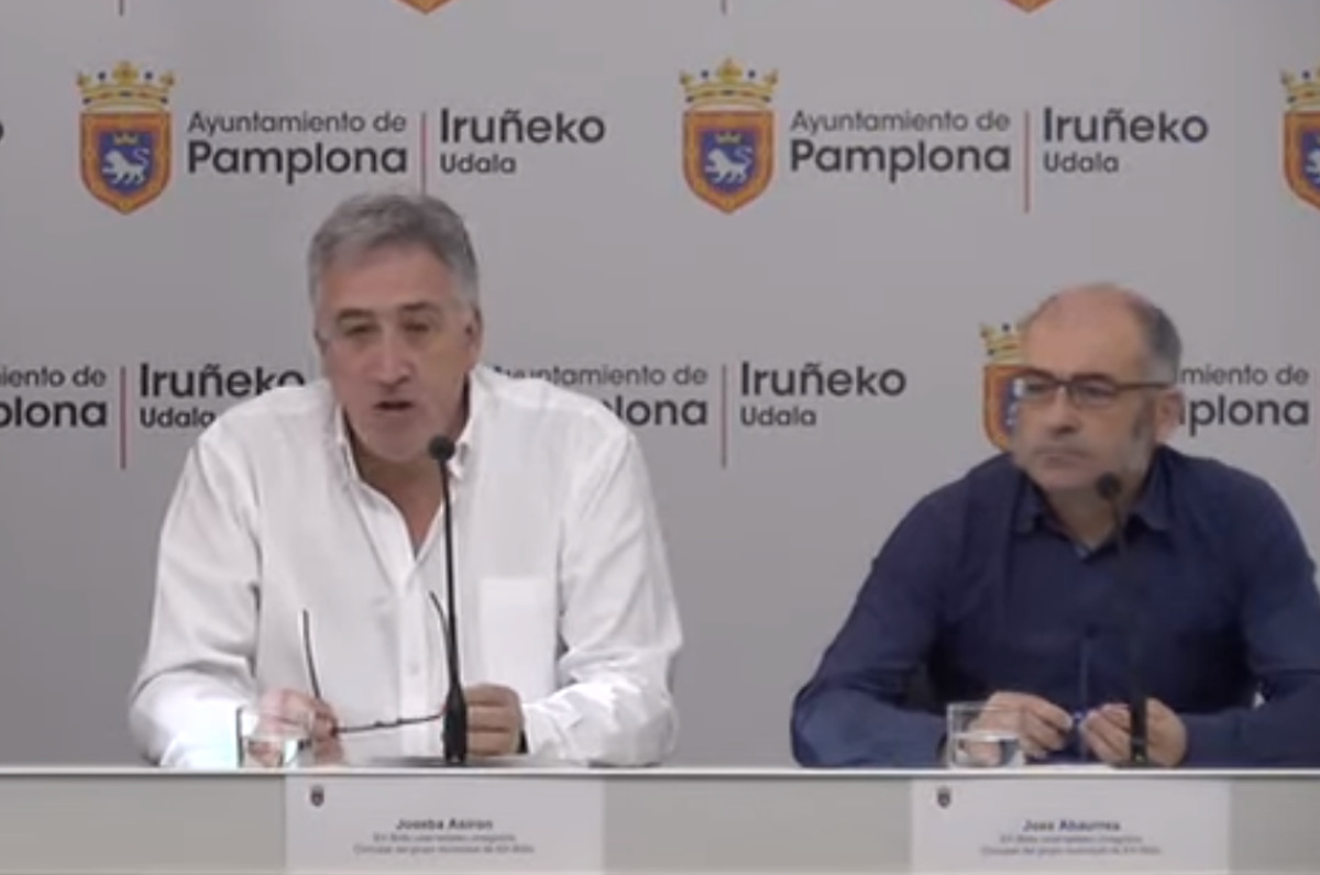 Asiron con el agresor Joxe Abaurrea en una rueda de prensa