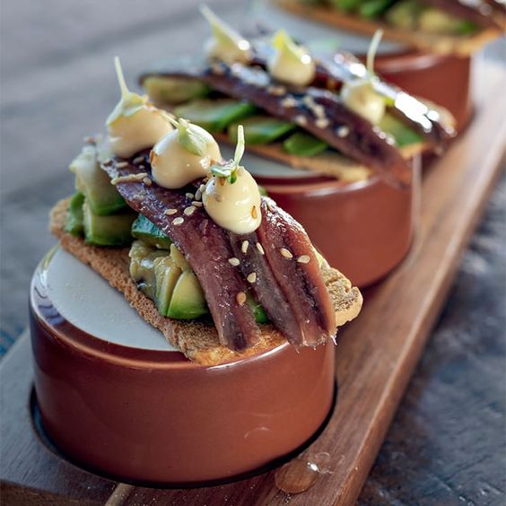 canapes anchoas y aguacate