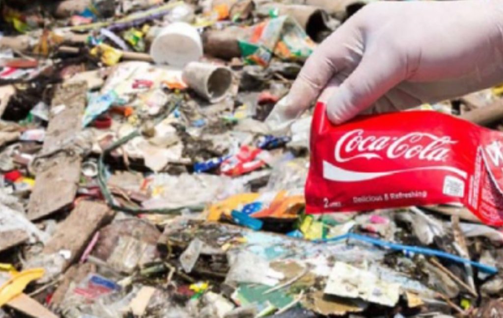 Coca-Cola, reina de la contaminación mundial en plásticos