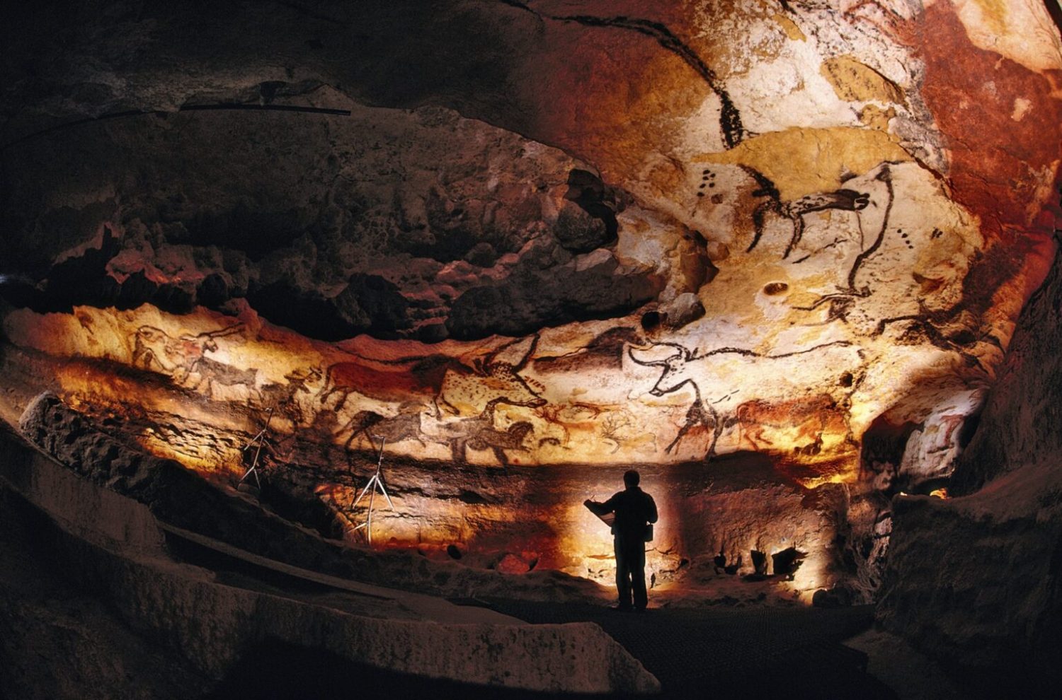 Descubre el encanto secreto de Altamira: Un viaje al corazón de los frescos prehistóricos 2 Moncloa UN VIAJE EN EL TIEMPO