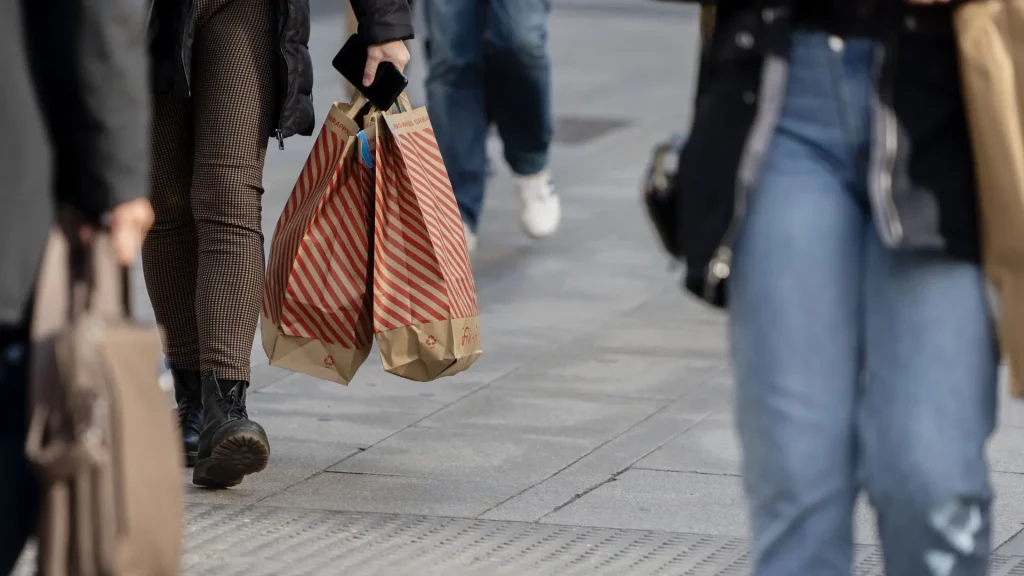 Descubre los 10 secretos infalibles de la OCU para sacar el máximo provecho de las rebajas navideñas 1 Moncloa gente compras Moncloa