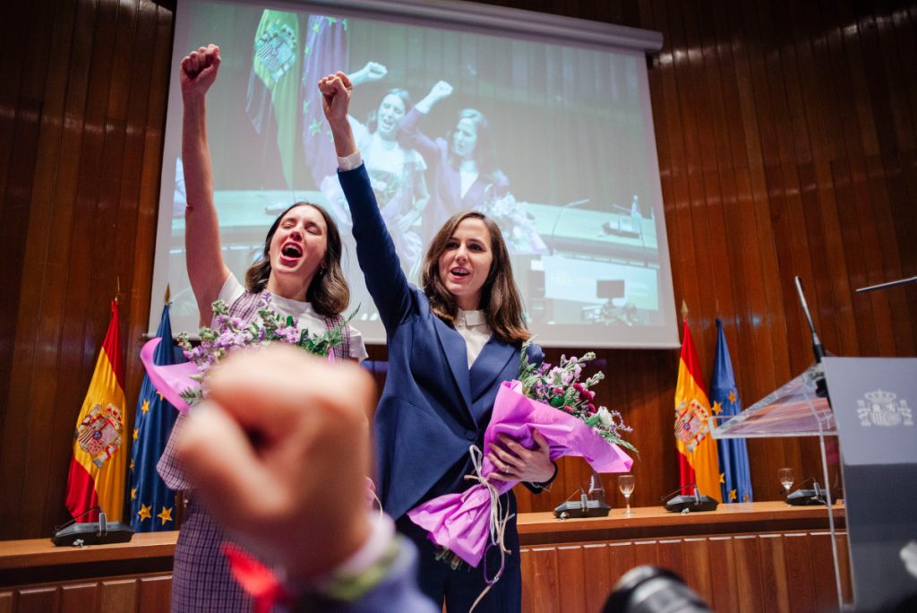 Podemos se suma a la heroica para resistir la embestida de Yolanda Díaz 1 Moncloa La secretaria general de Podemos, Ione Belarra (dcha), y la exministra de Igualdad, Irene Montero, hacen frente común contra Sumar y Yolanda Díaz