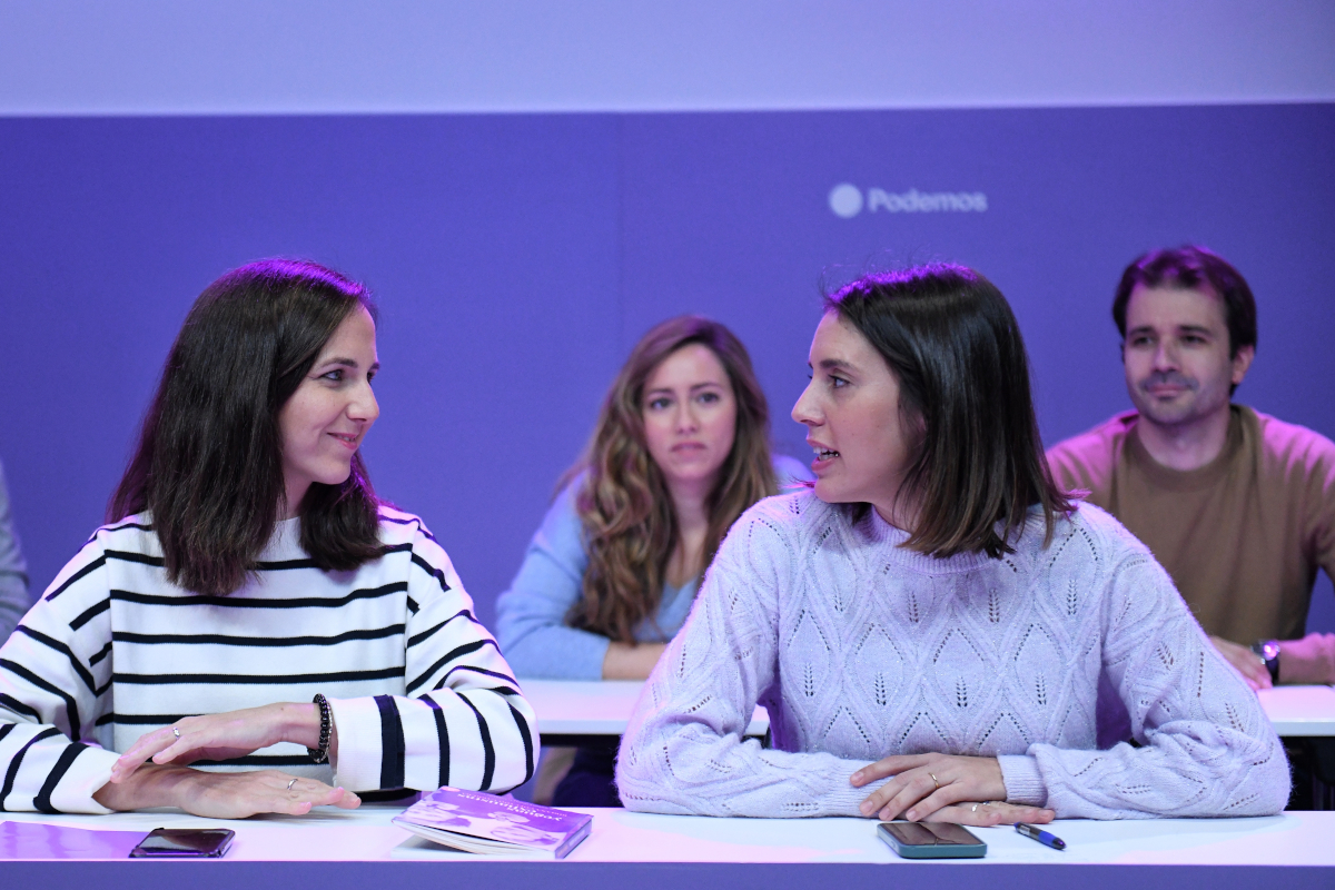 La secretaria general de Podemos, Ione Belarra (i), y la exministra de Igualdad, Irene Montero, hacen frente común contra Sumar y Yolanda Díaz