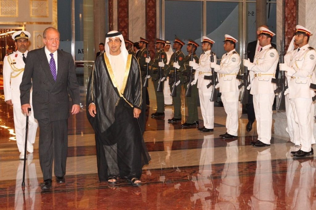 Juan Carlos I, en su visita el mausoleo del jefe fundador de Emiratos Árabes Unidos a su llegada a Abu Dhabi