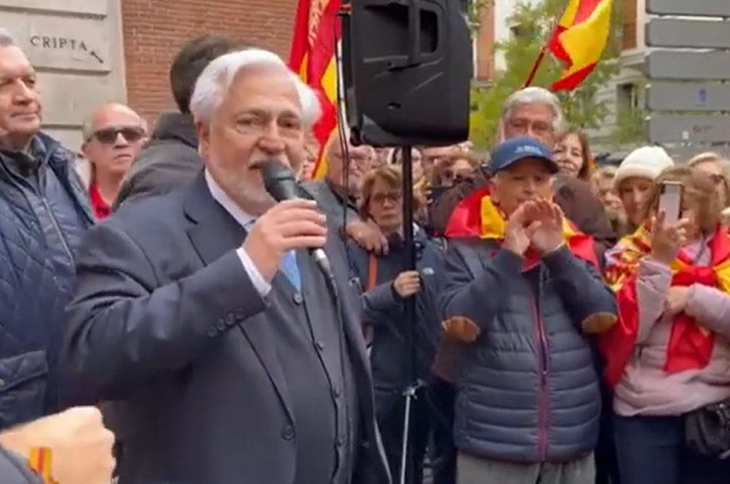 Julio Ariza, presidente de El Toro TV, lee el manifiesto de Denaes, la fundación afín a Vox, con la mirada atenta de Santiago Abascal