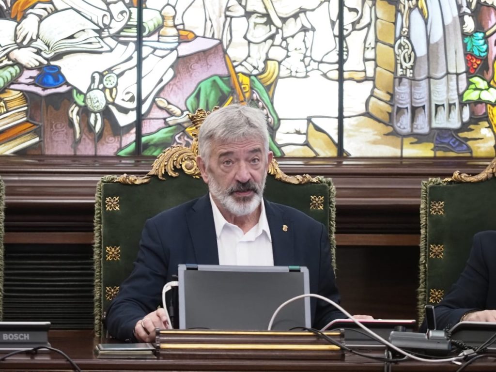 El presidente de la Mesa del Pleno de Pamplona, Koldo Martínez, en la moción de censura de Bildu con el apoyo del PSOE
