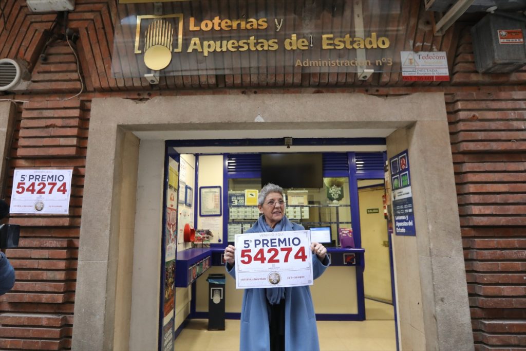 La lotera de la administración de la calle Padre Tomás Lorenzo, muestra un cartel con uno de los quintos premios del Sorteo.