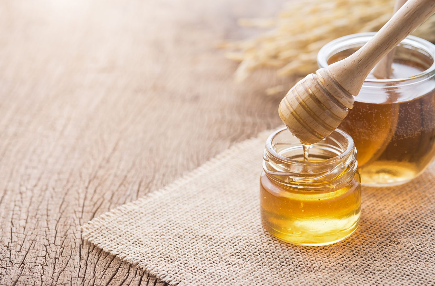 Descubre la dulce magia de la miel: 6 beneficios para tu salud que te sorprenderán. ¡Sabor y bienestar! 3 Moncloa APICULTURA: TRADICIÓN Y MODERNIDAD