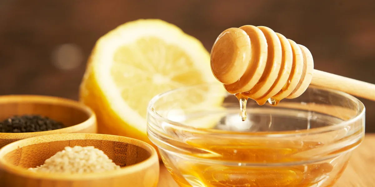 Descubre la dulce magia de la miel: 6 beneficios para tu salud que te sorprenderán. ¡Sabor y bienestar! 2 Moncloa UNA ALTERNATIVA SALUDABLE