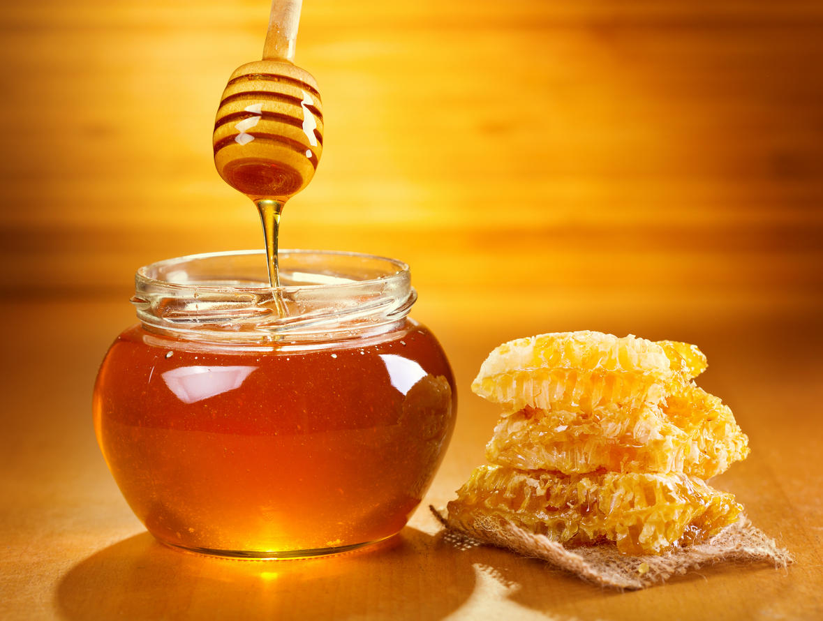 Descubre la dulce magia de la miel: 6 beneficios para tu salud que te sorprenderán. ¡Sabor y bienestar! 1 Moncloa EL ORIGEN NATURAL DE LA MIEL