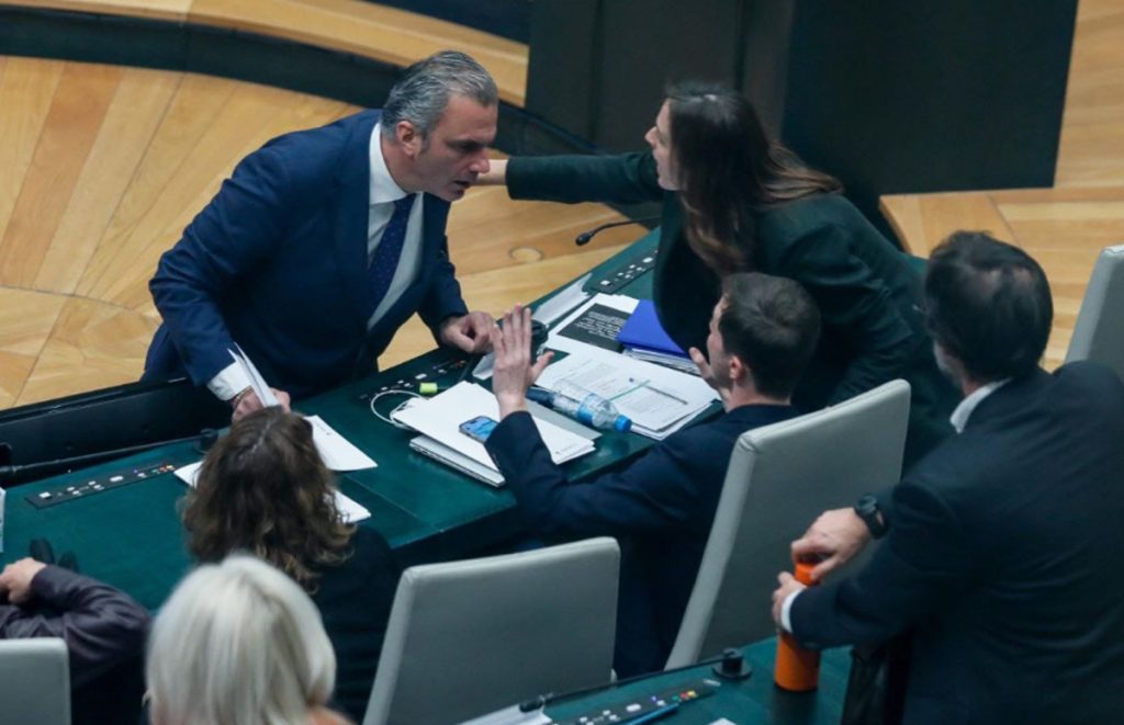 Javier Ortega Smith, líder de Vox en Madrid, agrede a un concejal de Más Madrid