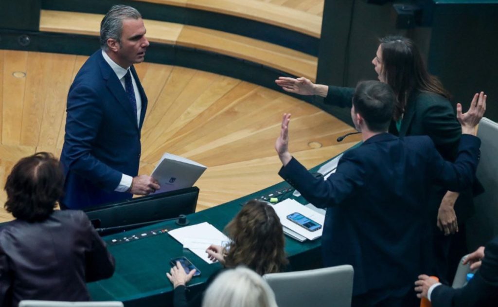 Javier Ortega Smith, líder de Vox en Madrid, agrede a un concejal de Más Madrid