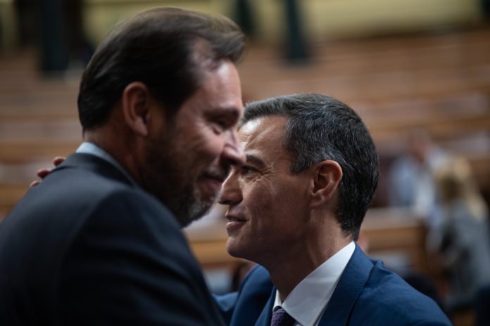 Óscar Puente y Pedro Sánchez mantienen la humillación del PSOE ante Junts, mientras se hunden en Galicia