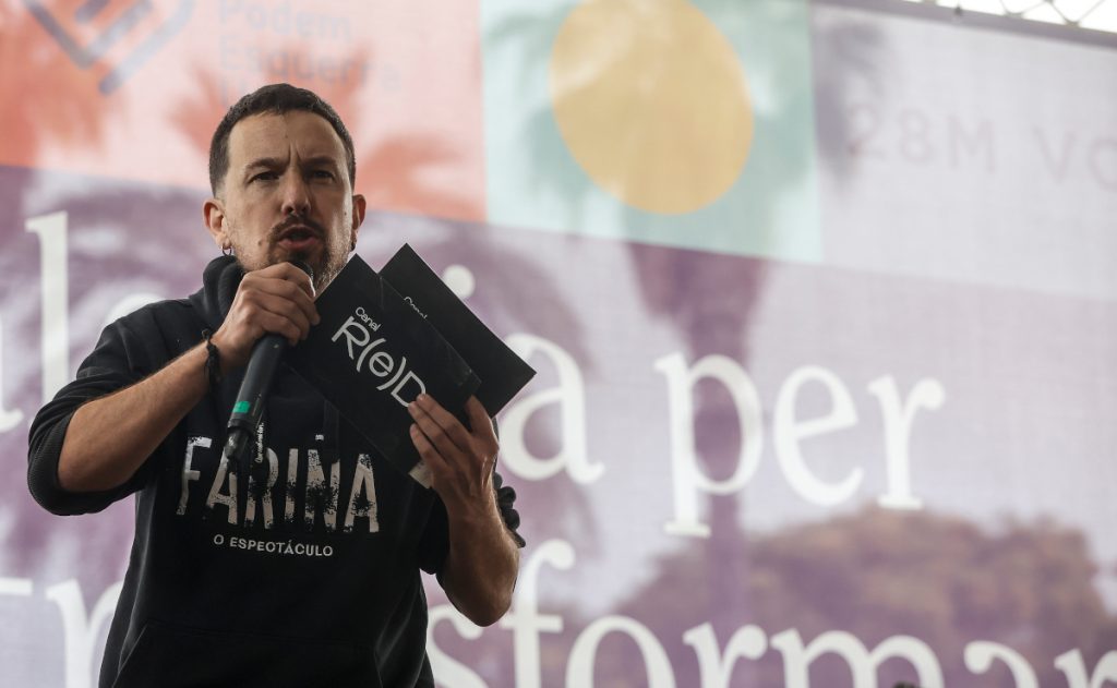 El exvicepresidente del Gobierno y exlíder de Podemos Pablo Iglesias, con la camiseta de la serie favorita de Pedro Sánchez