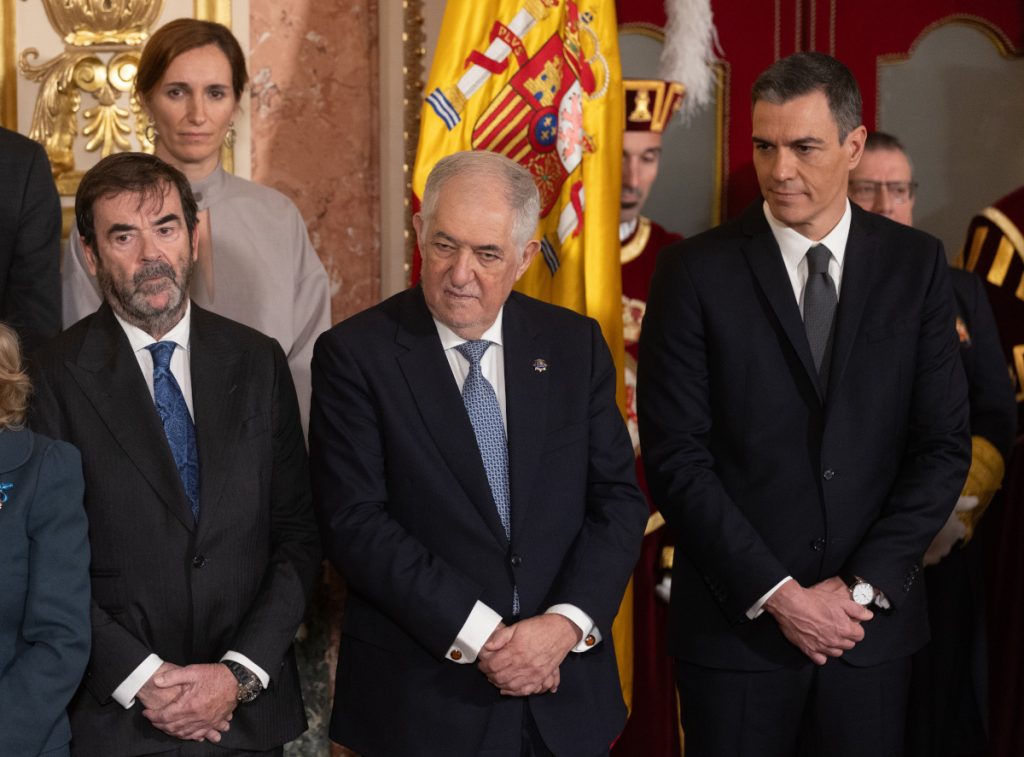 Pedro Sánchez (dcha), junto a los presidentes del Tribunal Constitucional y CGPJ, Conde-Pumpido y Guilarte, respectivamente