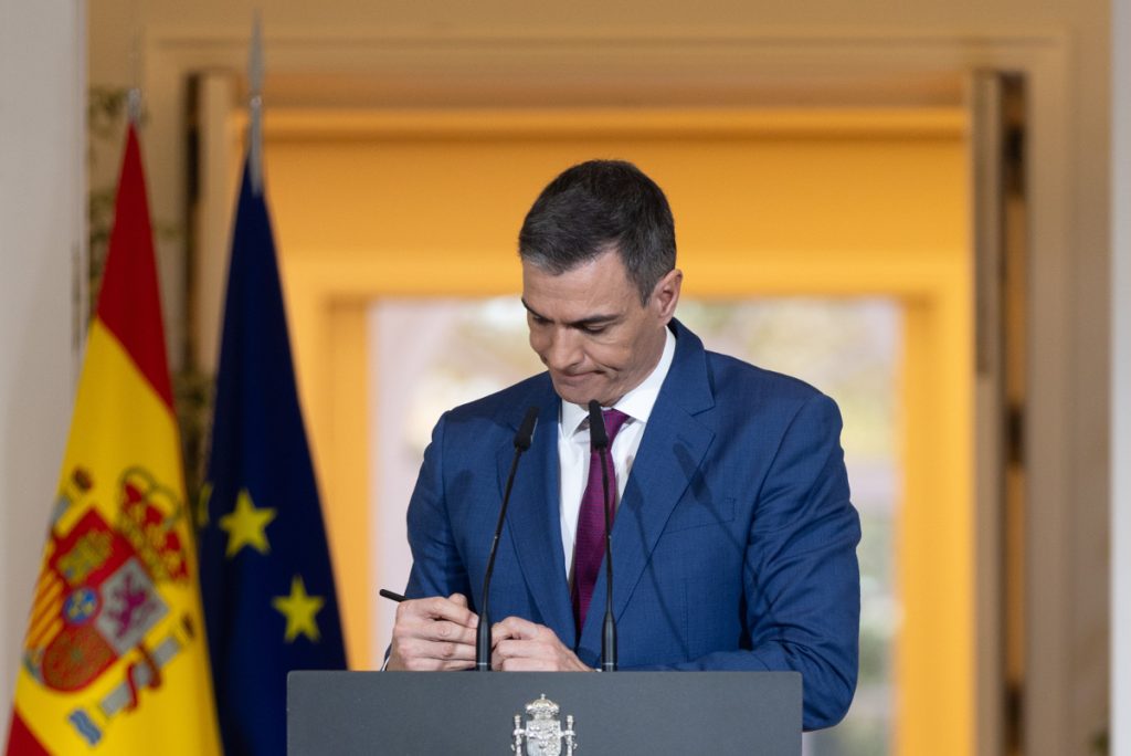 El PSOE, Pedro Sánchez, Yolanda Díaz y Salvador Illa blanquean la xenofobia de Junts 2 Moncloa Junts y Podemos ponen a Pedro Sánchez, presidente del Gobierno, contra las cuerdas