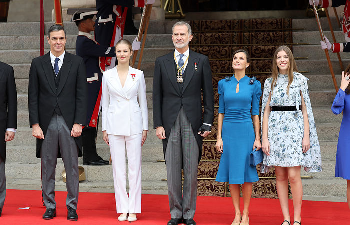 pedro sanchez junto a los reyes y sus hijas