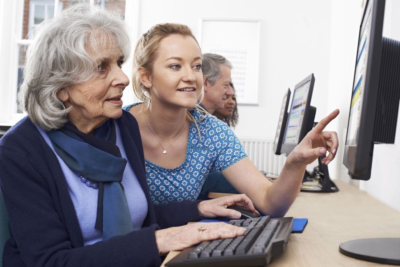 Guía práctica para facilitar el uso de la tecnología en personas mayores 3 Moncloa COLABORACIÓN INTERGENERACIONAL