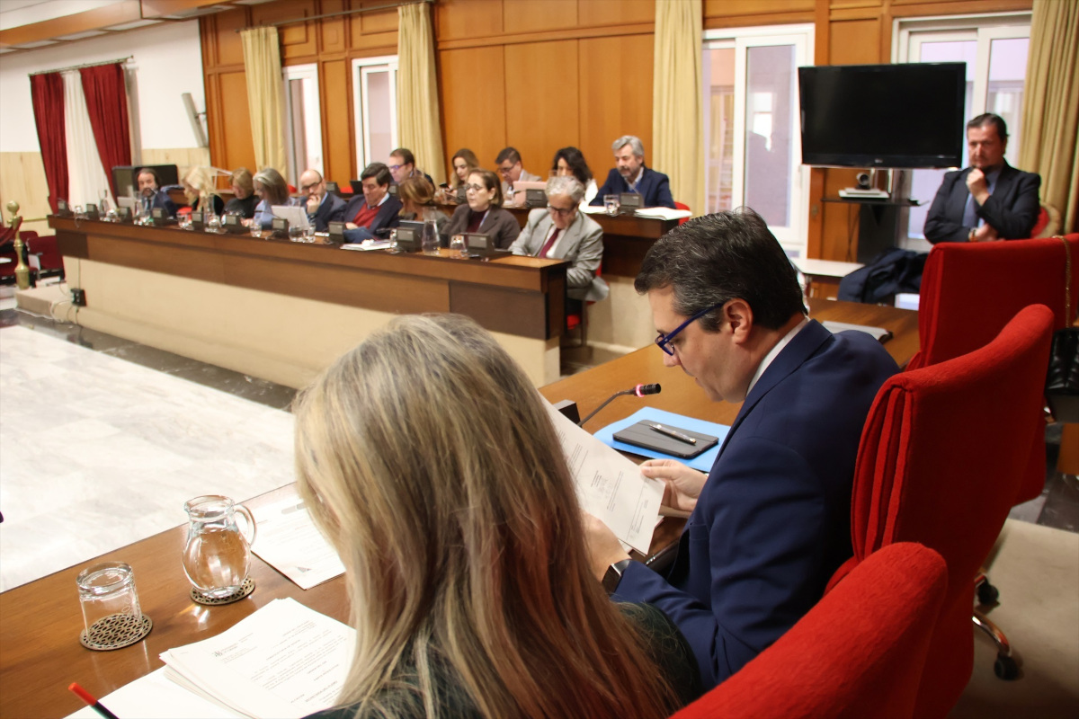 El pleno del Ayuntamiento de Córdoba aprueba una nueva subida de sueldos.