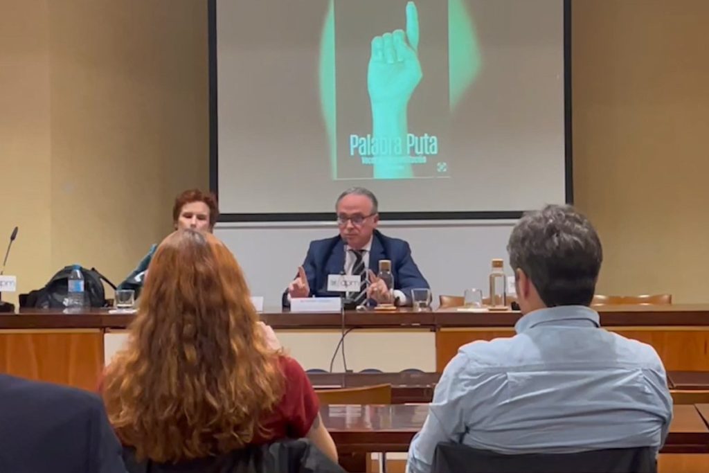 Alfredo Urdaci y su defensa de la prostitución 1 Moncloa Urdaci en la presentación de 'Palabra Puta' en la APM