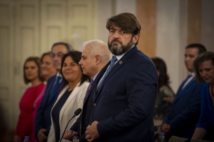 Víctor Acosta, de Vox, reprocha al PSOE todos sus ataques.