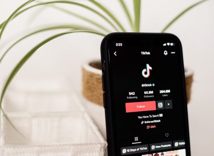 TikTok revoluciona la creación musical: prueba innovadora función de generación de canciones mediante IA desde la aplicación
