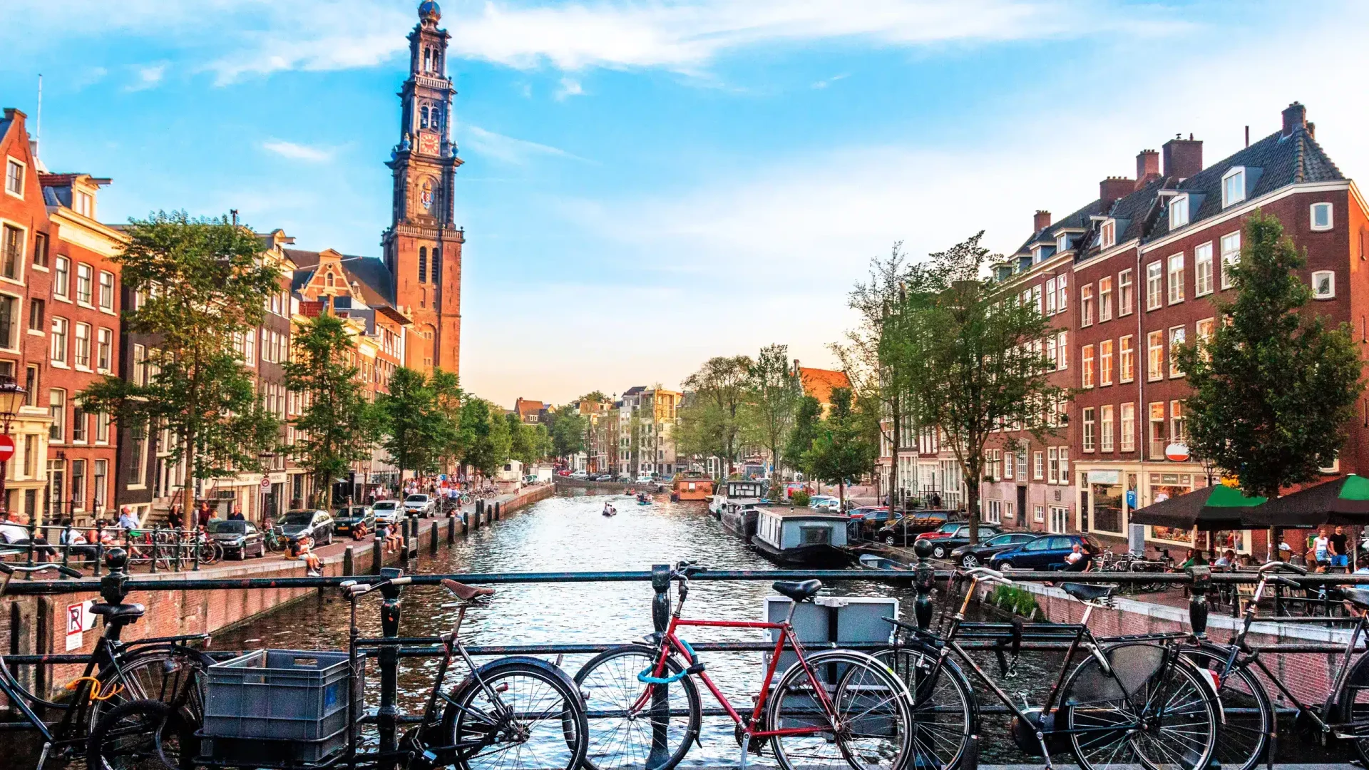Ámsterdam revelado: Información esencial que debes conocer antes de embarcarte en tu inolvidable viaje a la ciudad