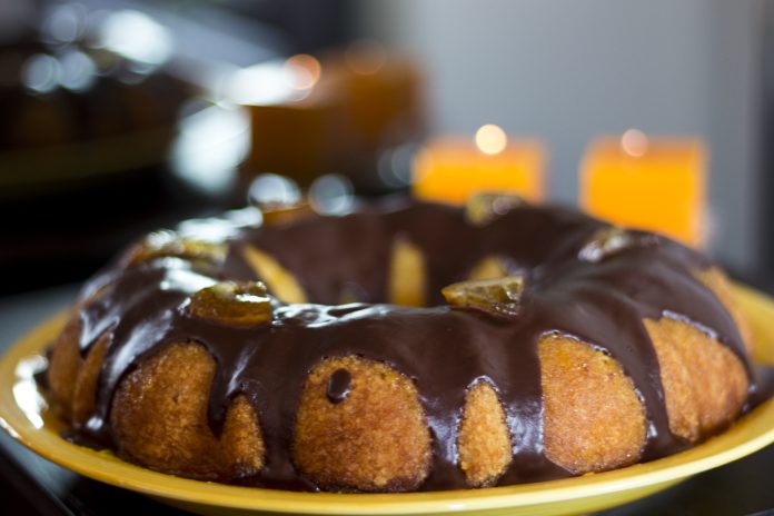 Exquisito placer dulce: Bizcocho de naranja y chocolate con almendras, un postre sencillo que deleitará tus sentidos