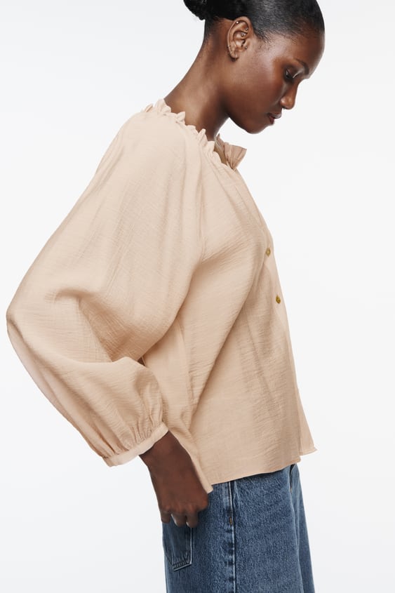 Descubre 10 irresistibles blusas rebajadas de Zara, perfectas para lucir con vaqueros en primavera. Desde menos de 10€ 4 Moncloa blusas