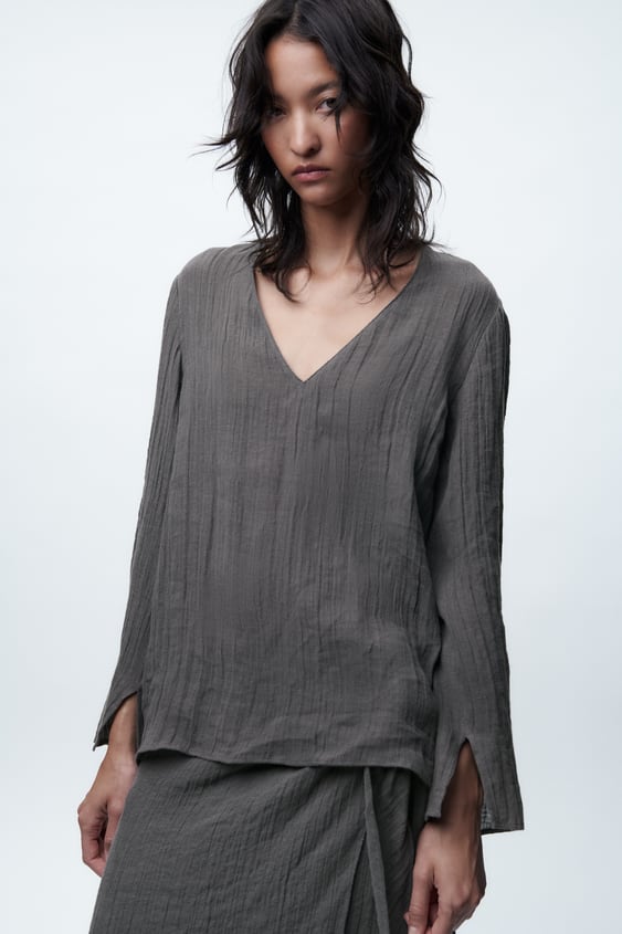Descubre 10 irresistibles blusas rebajadas de Zara, perfectas para lucir con vaqueros en primavera. Desde menos de 10€ 7 Moncloa blusa