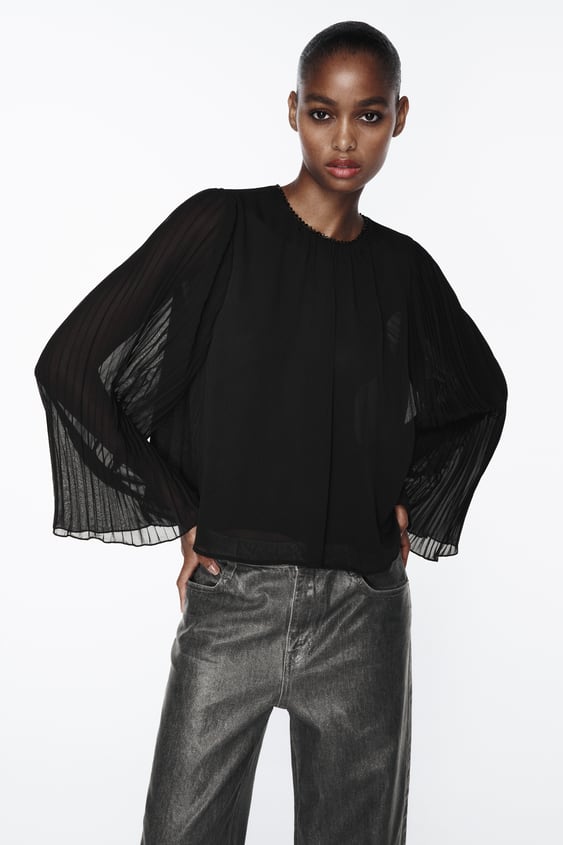 Descubre 10 irresistibles blusas rebajadas de Zara, perfectas para lucir con vaqueros en primavera. Desde menos de 10€ 8 Moncloa Blusa mangas plisadas Moncloa