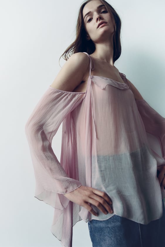 Descubre 10 irresistibles blusas rebajadas de Zara, perfectas para lucir con vaqueros en primavera. Desde menos de 10€ 6 Moncloa Blusa semitransparente volumen Moncloa
