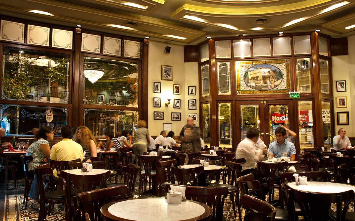 Buenos Aires en detalle: Descubre fascinantes curiosidades que revelan la esencia única y cautivadora de esta ciudad 2 Moncloa EL CAFÉ DE LOS PORTEÑOS: CULTURA Y TRADICIÓN EN CADA TAZA