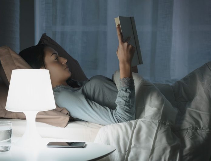El poder de la lectura nocturna: Descubre cómo leer un libro antes de dormir mejora tu descanso
