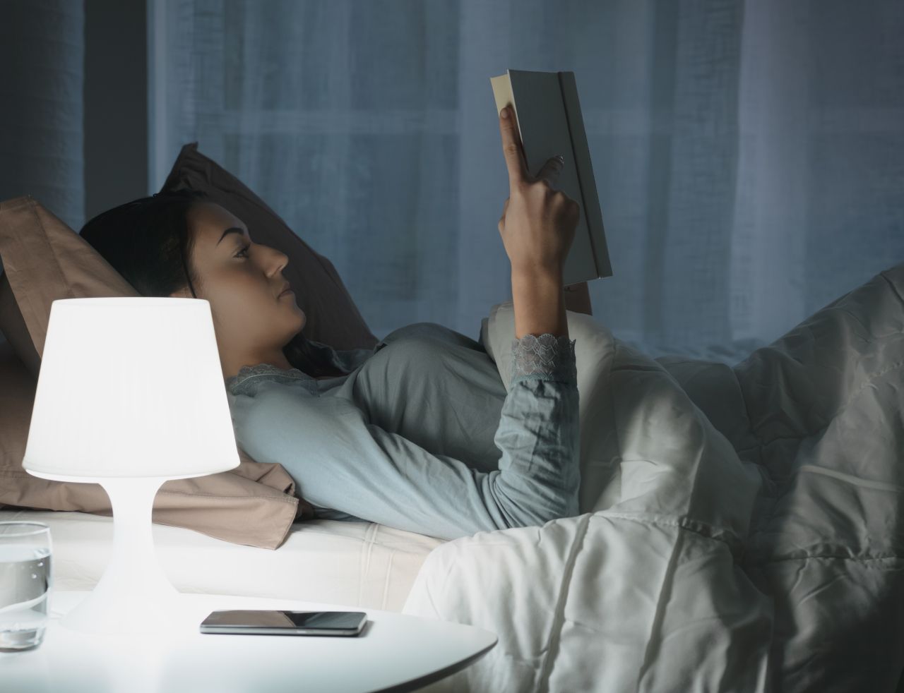 El poder de la lectura nocturna: Descubre cómo leer un libro antes de dormir mejora tu descanso