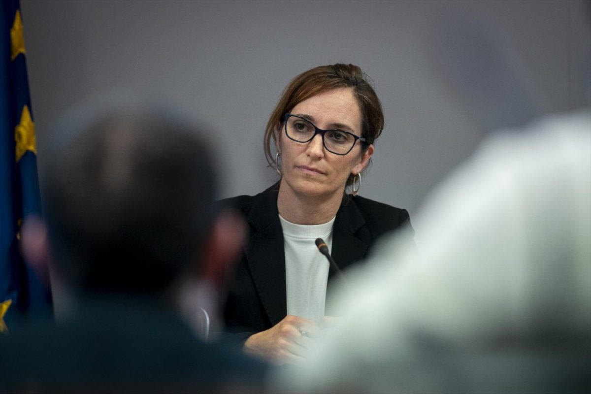 Mónica García, más centrada en la crema solar gratuita que en la Atención Primaria. | Foto: Europa Press