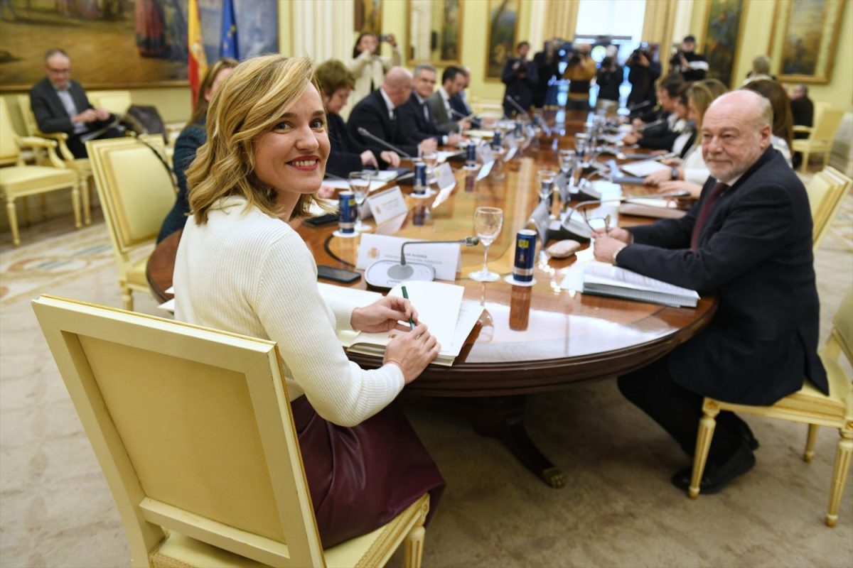 Pilar Alegría se reunió con los consejeros de las comunidades autónomas, pero todavía genera muchas dudas su iniciativa.